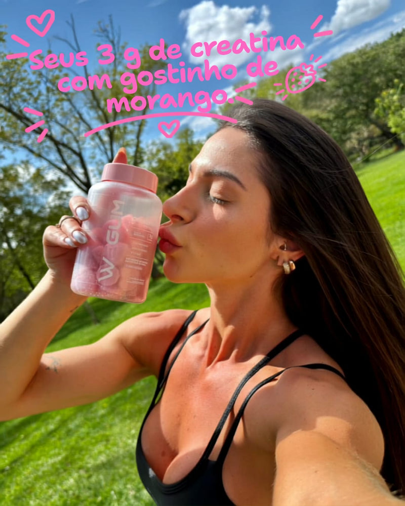 Cliente Wegum com a creatina em gummies ao ar livre